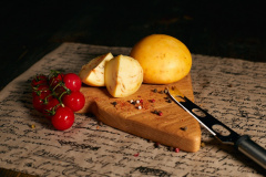 Сырная булочка с итальянскими травами и сушёного томата.