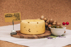Губернский полутвердый сыр №44 с оливками