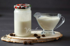Йогурт из козьего молока в стеклянной таре