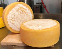Сыр полутвердый "Грюер" из коровьего молока.