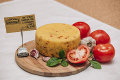 Губернский полутвердый сыр № 48 с вяленым томатом, орегано и чесноком